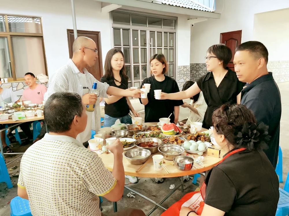 端午佳节即将来临之际 四川博水环保 主管团队 携节日礼品 ，向驻扎眉山工业园区污水处理厂项目驻地员工，送上深切的慰问和关怀